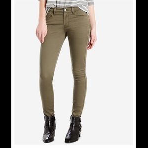 710 Levi’s skinny jeans